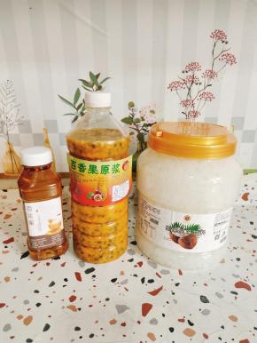 只需要这三样:百香果原浆，椰果粒，蜂蜜！就可以轻松复刻蜜雪冰城同款百香果蜂蜜饮！