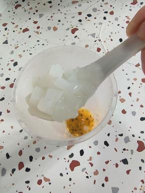 再放入一大勺椰果粒！