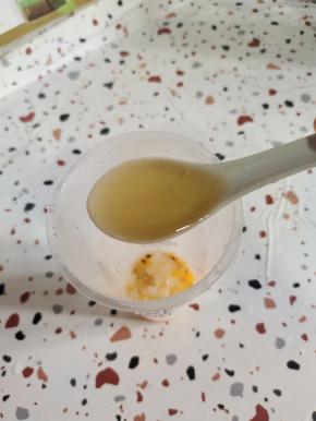 放入一勺蜂蜜，中合一下百香果的酸味儿！