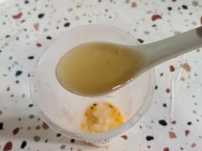 放入一勺蜂蜜，中合一下百香果的酸味儿！
