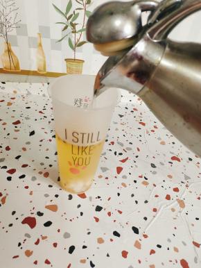 倒入适量的温开水！