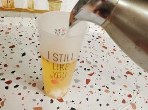 倒入适量的温开水！