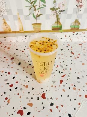 一杯酸甜解渴的百香果蜂蜜饮就做好了！如果是炎热的夏天，可以再加入适量的冰块，风味更佳！