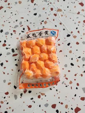 在网上买的咸鸭蛋黄！有条件的可以去市场买新鲜的咸鸭蛋回来，自己把蛋黄磕出来！