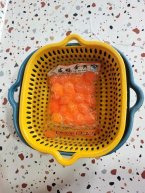 用温水把咸鸭蛋黄解冻！
