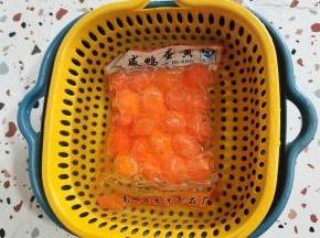 用温水把咸鸭蛋黄解冻！