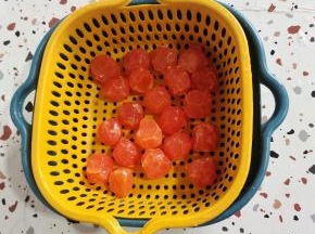 清洗干净，捞出控干水分备用！