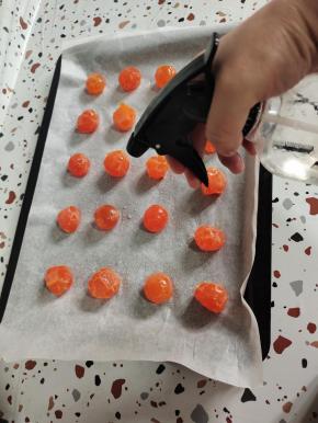 表面喷一些白酒！