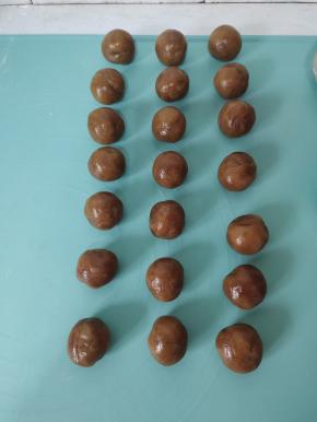 莲蓉馅儿分成20克一个！