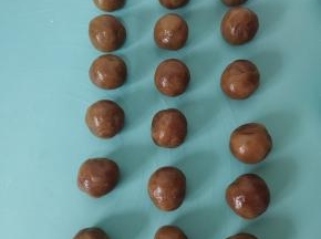 莲蓉馅儿分成20克一个！