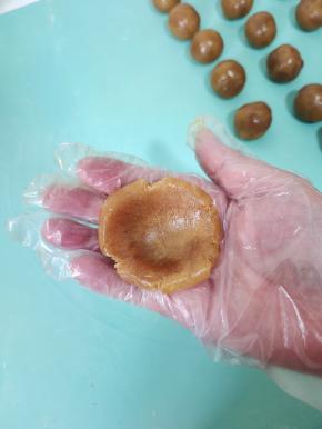 取一个莲蓉馅儿，按压一下！