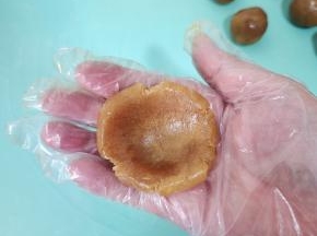取一个莲蓉馅儿，按压一下！