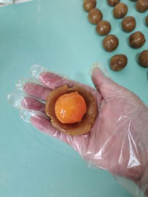 放入烤好的咸鸭蛋黄！