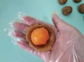 放入烤好的咸鸭蛋黄！