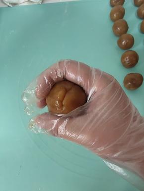 虎口处慢慢收拢！