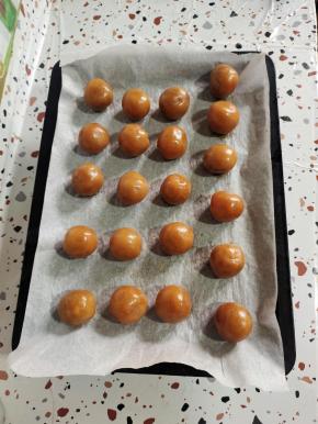 依次把所有的莲蓉馅儿都包上咸鸭蛋黄，放在一旁备用！