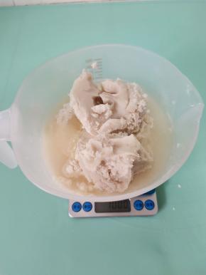 蛋黄酥油皮:
普通面粉300克，白糖60克，清水70克，猪油100克！