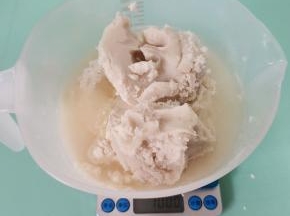 蛋黄酥油皮:
普通面粉300克，白糖60克，清水70克，猪油100克！