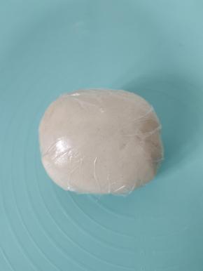 揉成光滑的面团，盖上保鲜膜，松弛30分钟！