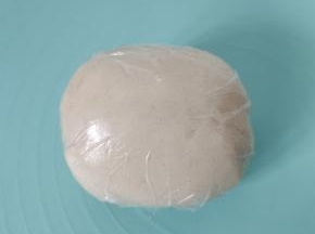 揉成光滑的面团，盖上保鲜膜，松弛30分钟！