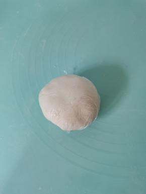 揉成光滑的面团，盖上保鲜膜，松弛30分钟！