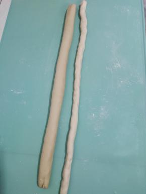 松弛好后，直接搓成长条！