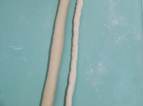 松弛好后，直接搓成长条！