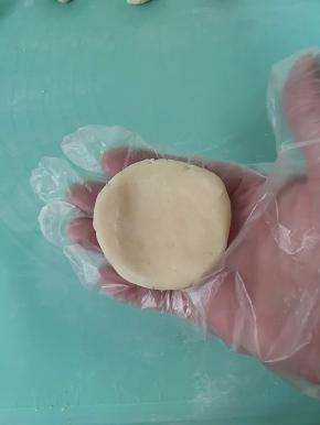 取一个油皮揉圆按扁！