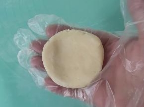 取一个油皮揉圆按扁！
