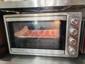 烤箱提前预热，放入烤箱180度烤5分钟！