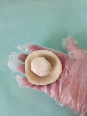 把油酥放入油皮里面！