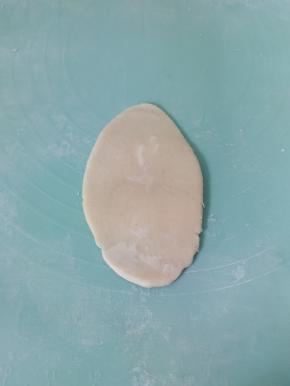 按扁，用擀面杖擀成牛舌状！