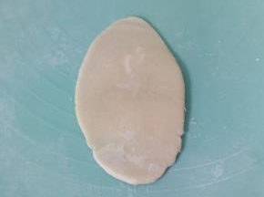 按扁，用擀面杖擀成牛舌状！