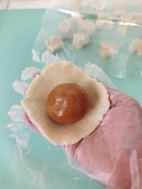 包入做好的馅儿料！