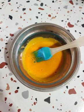 蛋黄搅拌均匀调成蛋黄液！