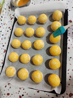 均匀的刷上蛋黄液！