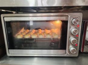 烤箱提前预热，180度上下火烤25分钟即可！