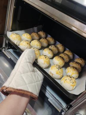 时间到了，我们的蛋黄酥就做好了！取出来！