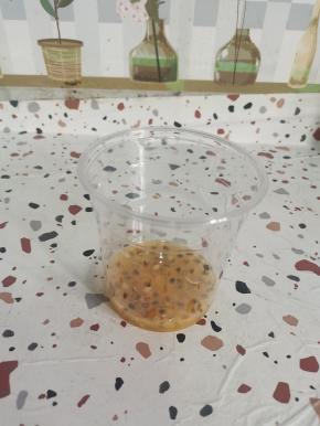 把百香果对半切开，里面的果肉挖出来！