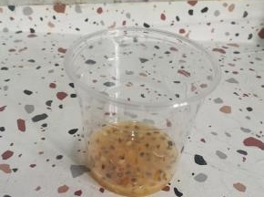 把百香果对半切开，里面的果肉挖出来！
