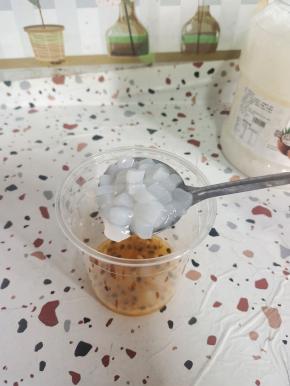 放入一大勺椰果粒！