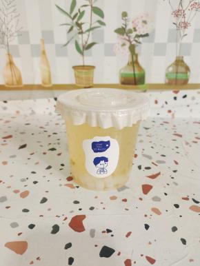 一杯酸酸甜甜的百香果蜂蜜饮就做好了，是不是和外面卖的一样啊！