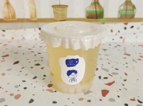 一杯酸酸甜甜的百香果蜂蜜饮就做好了，是不是和外面卖的一样啊！