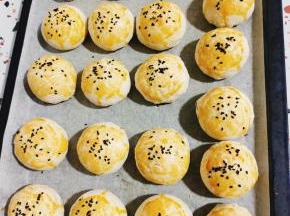 蛋黄酥制作方法:
1.新鲜咸鸭蛋磕出咸蛋黄(也可以在网上买现成的咸鸭蛋黄，用温水解冻！)，用清水清洗干净！
2.放入烤盘，表面喷一些白酒，烤箱180度烤5分钟！
3.莲蓉馅儿分成20克一个，包入烤好的咸蛋黄，放在一旁备用！
4.蛋黄酥油皮:
普通面粉300克，白糖60克，清水70克，猪油100克，揉成光滑的面团，盖上保鲜膜，松弛30分钟！
油酥:
低筋面粉180克，猪油80克！揉成光滑的面团，盖上保鲜膜，松弛30分钟！
5.油皮和油酥分成大小均匀的面剂子！
6.把油酥包入面皮里面！按扁，擀成牛舌状，再次按扁，擀成长条卷起来！接着两端收到中间，擀成面皮！
7.包入做好的馅料！用虎口压紧！
8.放入烤盘！刷上蛋黄液，撒上黑芝麻！
9.烤箱提前预热，180度上下火烤25分钟！