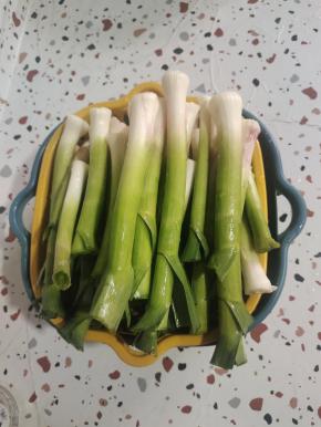 蒜杆仔细清洗干净。沥干水分！