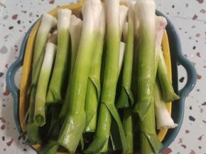蒜杆仔细清洗干净。沥干水分！
