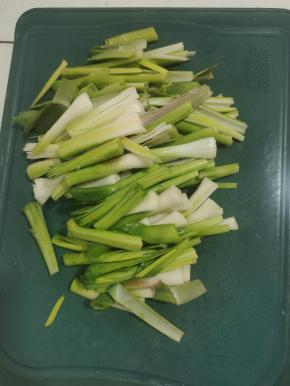 把蒜杆切成小段，再对半切开！