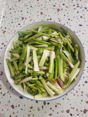 切好后放入大碗中！