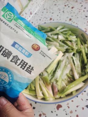 加入适量的盐！(比我们平时炒菜要稍微咸一点儿！)