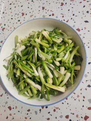 抓拌均匀腌制半个小时！(加盐腌制以后，可以减少蒜的辛辣味！)